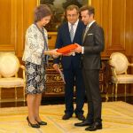 La Reina Emérita recibe el premio en el Palacio madrileño de manos del presidente de la organización en Castilla y León, Máximo Blanco Morán, y el secretario autonómico, Leandro Roldán Maza.