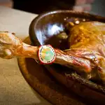 Una pieza de lechazo asado