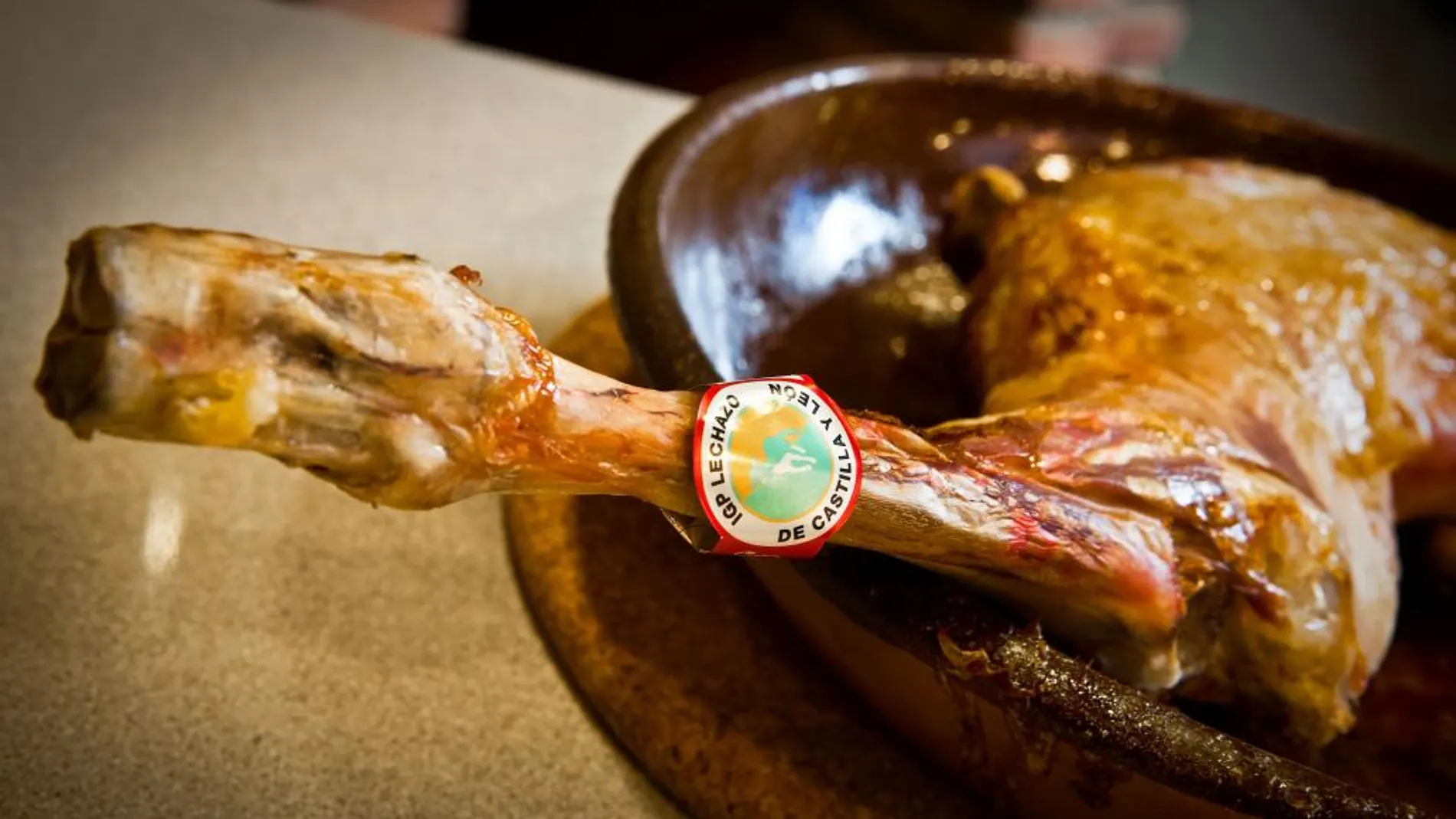 Una pieza de lechazo asado