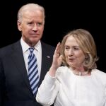 Joe Biden y la ex candidata a presidenta Hillary Clinton, en una foto de archivo
