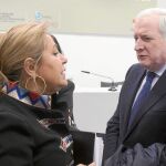 La vicepresidenta Rosa Valdeón conversa con el presidente de la Cámara de Burgos, Antonio Miguel Méndez Pozo