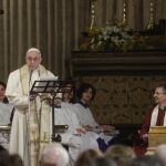 Pope Francis durante su discurso junto a Robert Innes, obispo anglicano en Europa