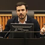 El portavoz de Unidad Popular Izquierda Unida en el Congreso de los Diputados, Alberto Garzón (c), junto a la eurodiputada Marina Albiol y el abogado Gonzalo Boyé.