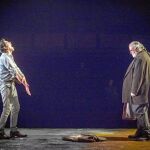Ivan Benet es aquí el hombre razonable, diurno, lleno de paralizantes represiones y Andreu Benito es su némesis, una especie de conseguidor de los bajos fondos que le ofrece al otro todo lo que pueda desear