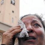 Un familiar llora a las puertas del templo