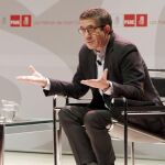 El aspirante a secretario general del PSOE, Patxi López, durante una conferencia en Las Palmas de Gran Canaria