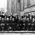 Marie Curie, junto a otros científicos, en el Congreso de Solvay de 1927