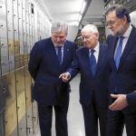 Mariano Rajoy, en el interior de la cámara acorazada del Instituto Cervantes, en presencia de su director, Víctor García de la Concha