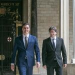 El presidente de la Generalitat, Carles Puigdemont (d), y el secretario general del PSOE, Pedro Sánchez, al inicio de su primera reunión en el Palau de la Generalitat, el pasado 15 de marzo