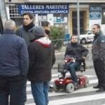 Momento en el que «El Langui» bloquea la trayectoria del autobús