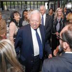 García-Margallo saluda a los miembros del Rotary Club Alicante, antes de un almuerzo en Alicante