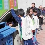 Un grupo de escolares participan en la campaña de reciclaje