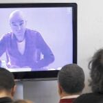 Ángel Vicioso, en la pantalla, declara desde los juzgados de Lérida