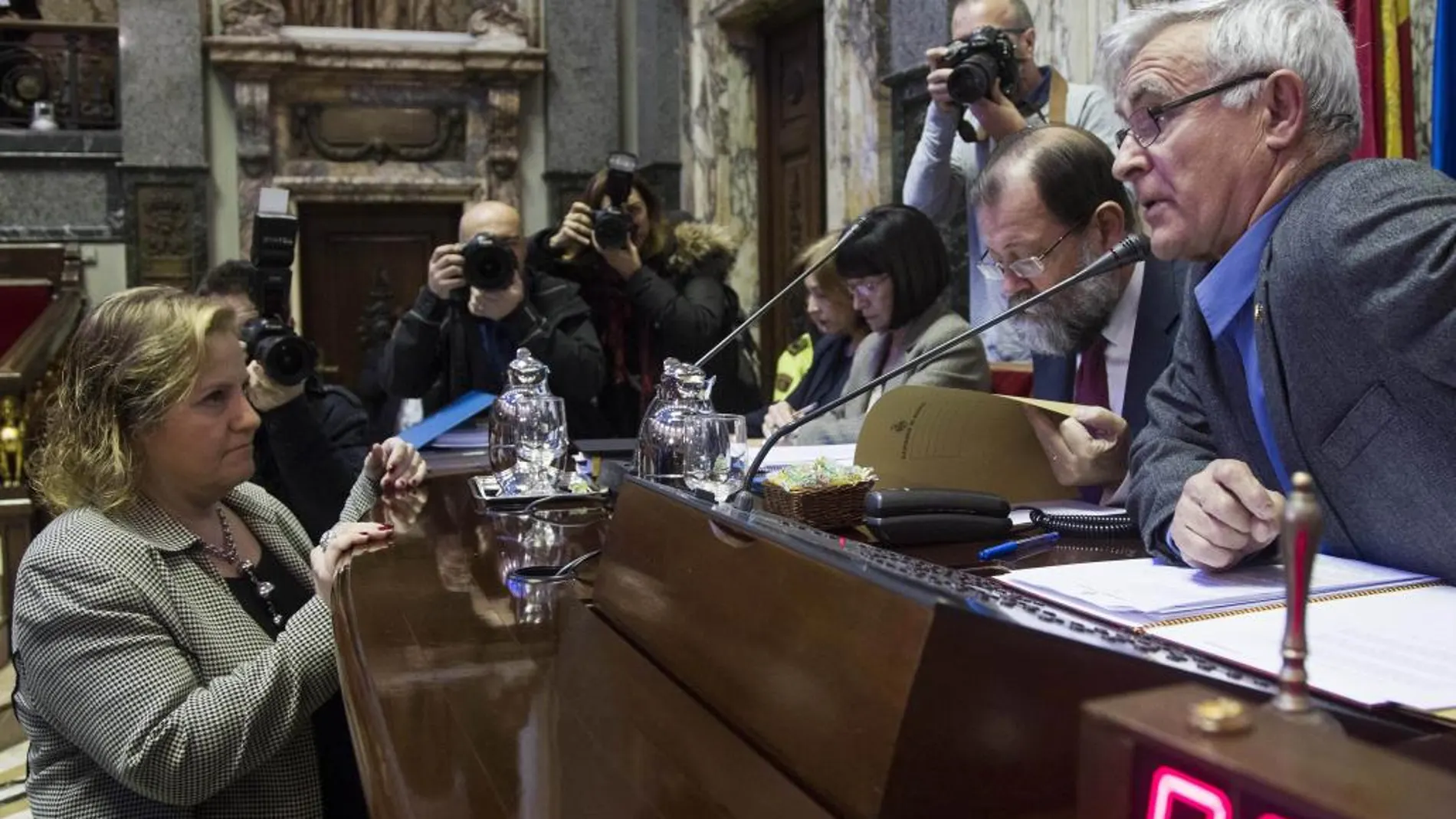 La concejal del PP en el Ayuntamiento de Valencia, María Ángeles Ramón-Llin, dialoga con el alcalde de la ciudad, Joan Ribó, antes de comenzar el pleno.