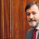 Rafael Rodríguez-Ponga posando en un despacho del Instituto Cervantes