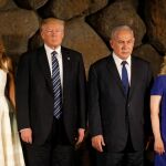 Donald Trump y su esposa Melania, junto al primer ministro israelí, Benjamin Netanyahu y su mujer, Sara, en una ceremonia en el Museo del Holocausto de Jerusalén