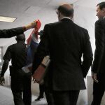 Un activista antiTrump pide a Jared Kushner que le firme una bandera rusa antes de la sesión en el Senado