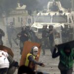 Manifestantes se enfrentan contra la Policía en las calles de Caracas