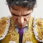 El madrileño José Tomás, concentrado y con la mirada fija hacia abajo, antes de torear vestido de luces