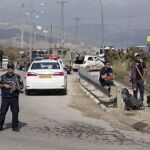 Policías israelíes y colonos judíos en Cisjordania