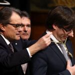 El expresidente de la Generalitat, Artur Mas, impone la medalla representativa del cargo al nuevo presidente de la Generalitat de Cataluña