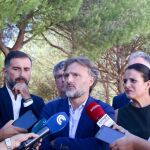 El consejero de Medio Ambiente, José Fiscal, atendiendo a los medios