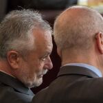 Manuel Chaves y José Antonio Griñán, conversan tras un receso en la segunda jornada del juicio de la pieza política de los ERE