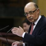 El ministro de Hacienda, Cristóbal Montoro, durante su intervención esta tarde en el pleno del Congreso