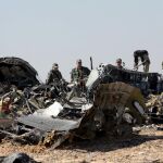 Investigadores militares rusos examinan los medios del avión