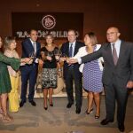 Herrera, la ministra García Tejerina, María José Salgueiro, Milagros Marcos y Jesús Julio Carnero junto con responsables de la nueva bodega de Ramón Bilbao en la Denominación de Origen Rueda
