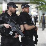 Agentes de policía británicos en guardia en el centro de Manchester, Reino Unido
