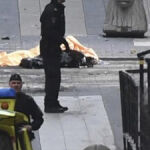 La Policía junto a dos de los fallecidos y el sospechoso