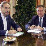 El consejero de Fomento y Vivienda, Felipe López, se reunió ayer con el alcalde de Sevilla, Juan Espadas
