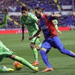 El centrocampista del Levante UD Morales (d) disputa el balón con el uruguayo Damián Suárez (c) y Juan Rodríguez (i), del Getafe CF