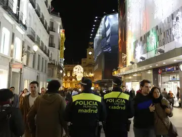 Agentes de la Policía Municipal en labores de vigilancia en la campaña de Navidad Agentes de la Policía Municipal en labores de vigilancia en la campaña de Navidad