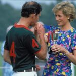 Los príncipes Carlos y Diana de Gales durante un acto oficial en 1980