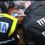 Dos agentes examinan el material incautado