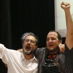 El candidato de la CUP, Antonio Baños (i) y el lider de la formación independentista, David Fernández, durante la celebración en su sede de los resultados obtenidos en las elecciones catalanas. EFE / Quique García