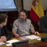 Pablo Iglesias habla con Íñigo Errejón en presencia de Antonio Hernando