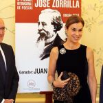 El presidente de la diputación de Valladolid, Jesús Carnero, junto a la escritora Carmen Posadas y el empresario teatral Enrique Cornejo en la presentación del Premio Internacional de Poesía José Zorrilla