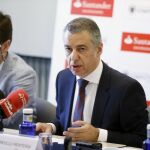 El lehendakari, Íñigo Urkullu (d), durante la conferencia inaugural que ha impartido en la localidad madrileña de San Lorenzo de El Escorial