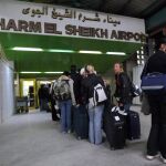 Fotografía de archivo tomada el 3 de enero de 2004 que muestra a turistas italianos haciendo cola en el aeropuerto Sharm el Sheij (Egipto)