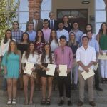 Foto de familia con los becados, Juan Manuel Alejo, José Manuel Lara García y Consuelo García Píriz