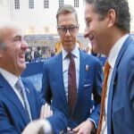 DE GUINDOS, «CAZADO». El ministro de Economía estalló en una carcajada cuando el presidente del Eurogrupo, el holandés Jeroen Dijsselbloem, le planteó la posibilidad de un pacto de gobierno entre el PP y el PSOE. El español reconoció que nos encaminamos a una nueva cita con las urnas. «Estamos encaminándonos a elecciones», dijo