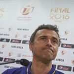 El técnico del FC Barcelona, Luis Enrique, durante la rueda de prensa posterior al entrenamiento del equipo, hoy en la Ciudad Deportiva Joan Gamper