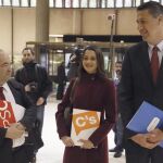 Los portavoces en el Parlament de Ciudadanos, Inés Arrimadas (c), el PSC, Miquel Iceta (i), y el Partido Popular, Xavier García Albiol (d), presentan ante el Tribunal Constitucional los recursos de amparo, el pasado día 4