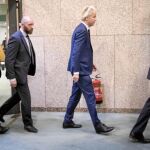 El ultraderechista holandés Geert Wilders (en el centro) a su llegada al Senado en La Haya, esta semana