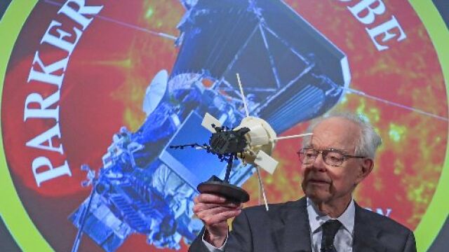 El astrofísico Eugene Parker sostiene una maqueta de la sonda Parker en la Universidad de Chicago