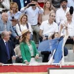 El Rey emérito Juan Carlos I y la Infanta Elena observan como su nieta y su hija, respectivamente, Victoria Federica, intenta coger la montera que le lanzó José Garrido quien la brindó su segundo toro