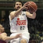 Sergio Llull entra a canasta ante el escolta serbio Ivan Paunic y el pívot Oliver Stevic del Montakit Fuenlanbrada.